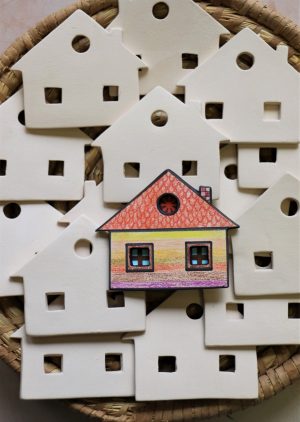 Keramická vymalovánka – domeček, dvě okna (bez dekoru), v 9 cm