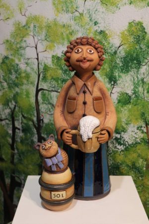 Pivař s půllitrem, soudkem piva a kočkou, v 42 cm