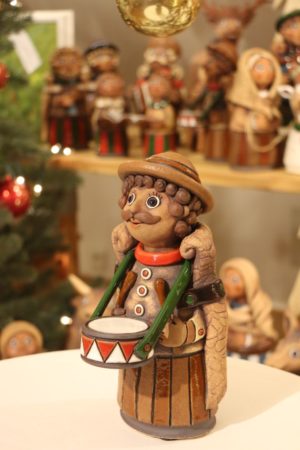 Muzikant s bubínkem (v 25 cm)
