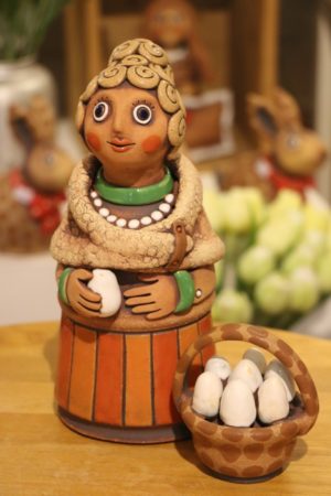 Teta s košíkem vajec (v 25 cm)