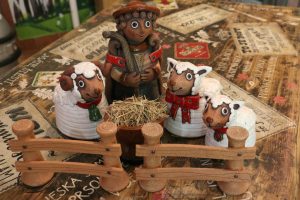 Pastýř (v 23 cm) s beránkem, ovečkou, jehňátkem + krmelec a dva plůtky