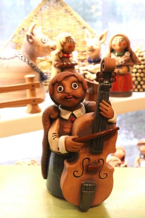Muzikant – hráč na basu, v 25 cm